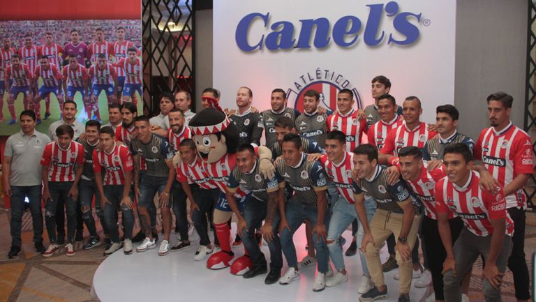 Futbolistas del Atlético San Luis posan para la foto oficial