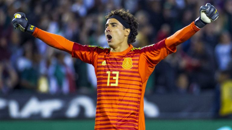 Guillermo Ochoa celebra una anotación frente a la Selección de Chile