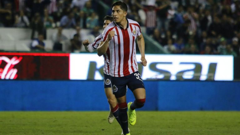 Alan Cervantes celebra una anotación con Chivas