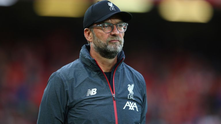 Jürgen Klopp observa el debut del Liverpool en Premier 