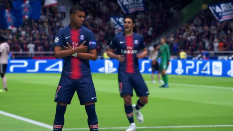 Mbappé y Cavani festejan un gol en FIFA 19