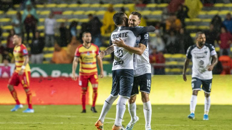 Celso Ortiz y Miguel Layún festejan el gol de Rayados