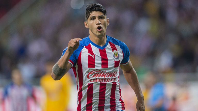 Alan Pulido festeja un gol con las Chivas