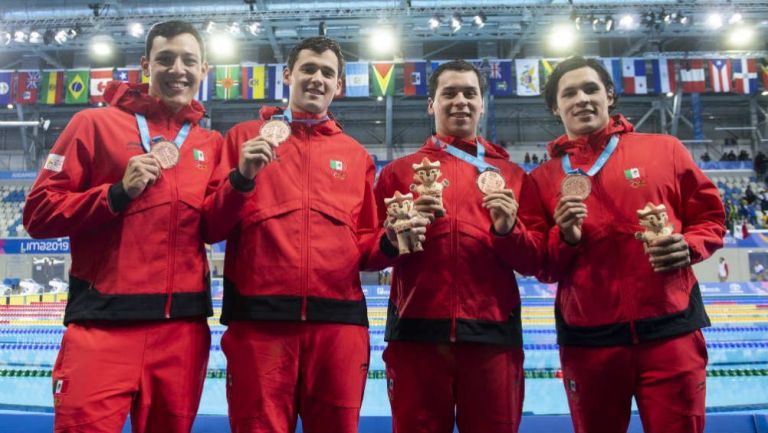 Equipo mexicano de natación con medalla de bronce