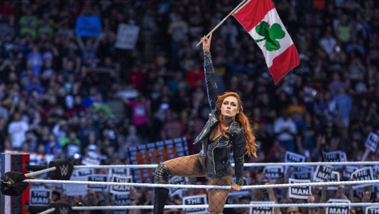 Becky Lynch arenga al público en Canadá 