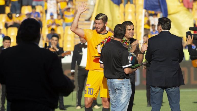 Gignac saluda en el homenaje que le realizó Tigres