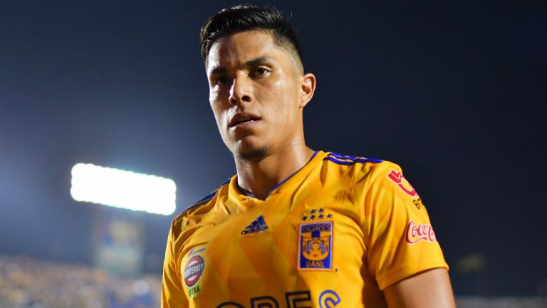 Carlos Salcedo durante un encuentro contra Morelia 