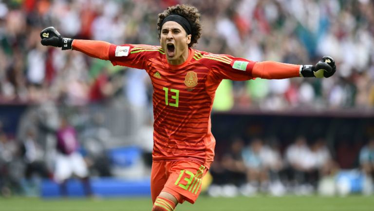 Guillermo Ochoa celebra un gol frente a la Selección de Alemania 