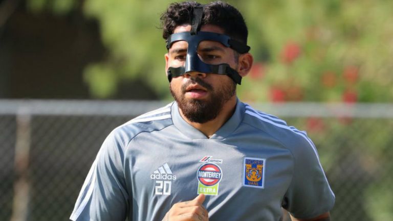 Javier Aquino en entrenamiento con Tigres portando protección especial