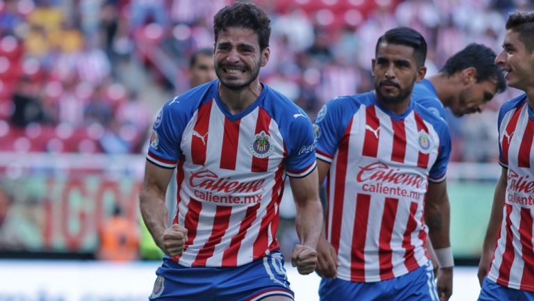 Pollo Briseño celebra una anotación con Chivas 