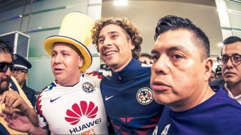 Memo Ochoa, feliz a su llegada a la Ciudad de México