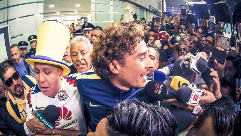 Memo Ochoa, en su llegada al aeropuerto de la CDMX