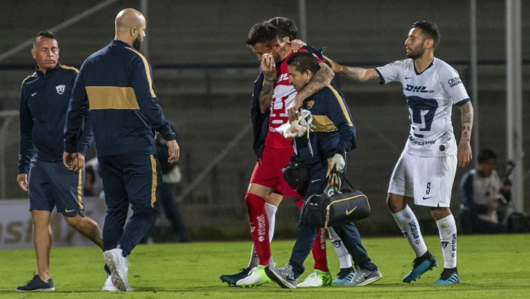 Miguel Fraga es llevado fuera del campo para ser atendido tras el choque