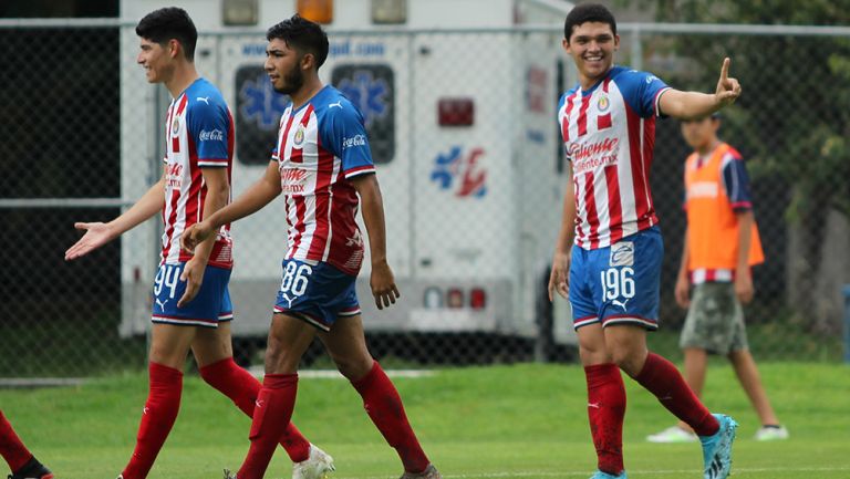 Chevy Martínez celebra un gol con Chivas Sub 20
