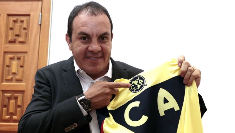 Cuauhtémoc Blanco posa para la lente de RÉCORD con el escudo del América