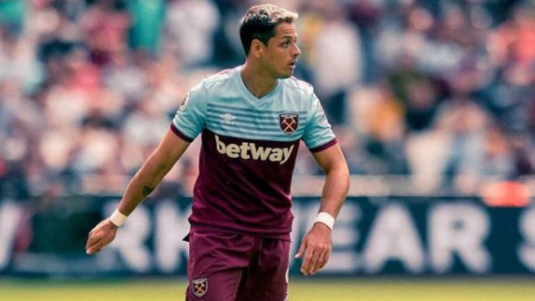 Chicharito durante un partido con el West Ham