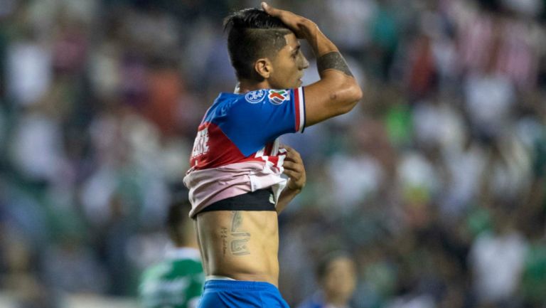 Alan Pulido lamentándose en el partido de Chivas ante León