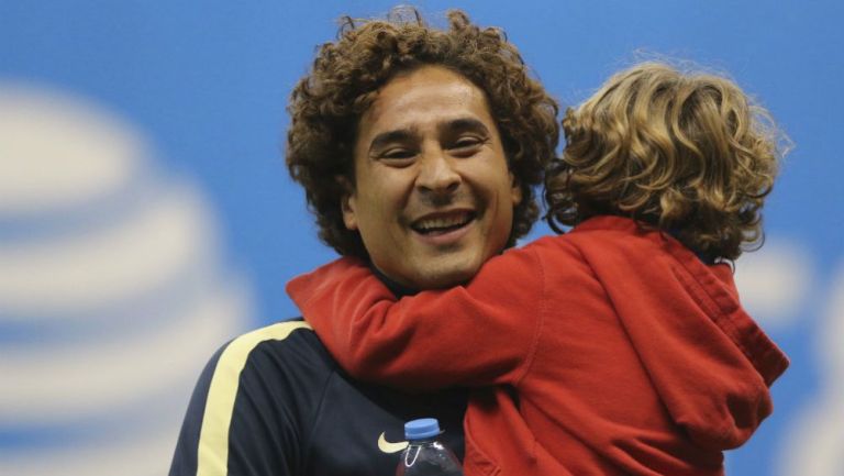 Guillermo Ochoa con su hijo en el Estadio Azteca