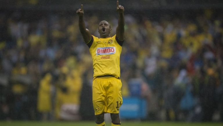 Chucho Benitez, en festejo en el Estadio Azteca