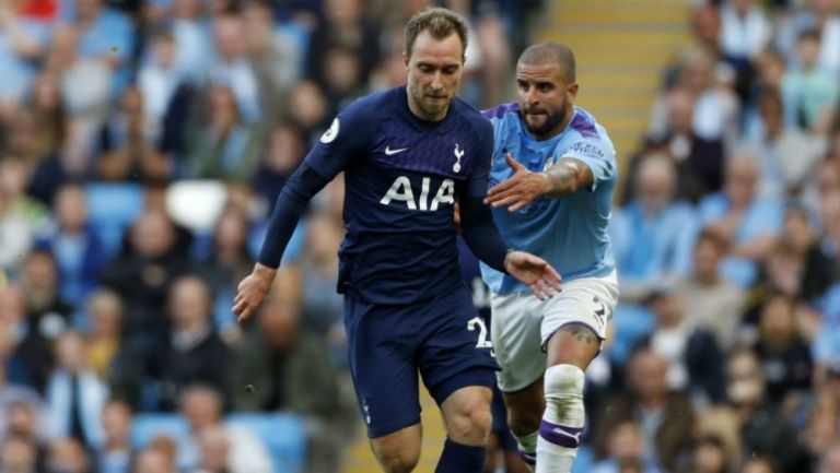 Christian Eriksen disputa un balón con Kyle Walker 