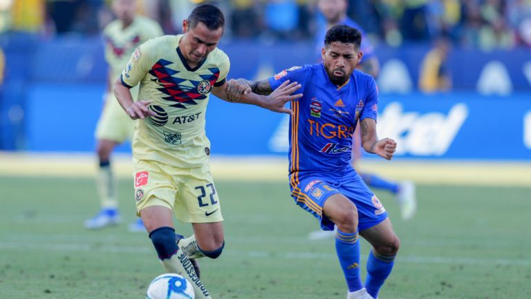 Paul Aguilar y Javier Aquino disputan un balón en el duelo de Campeón de Campeones