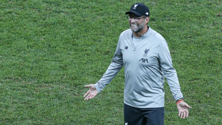 Jürgen Klopp durante un entrenamiento con el Liverpool