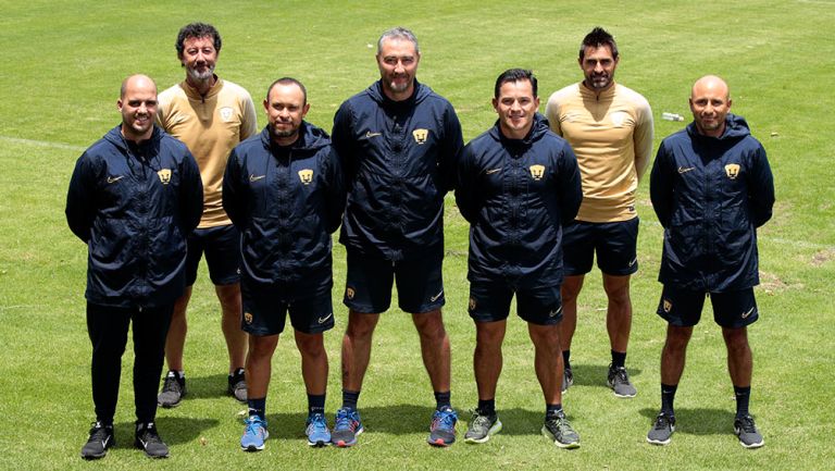 El cuerpo técnico de Míchel en Pumas posó para RÉCORD