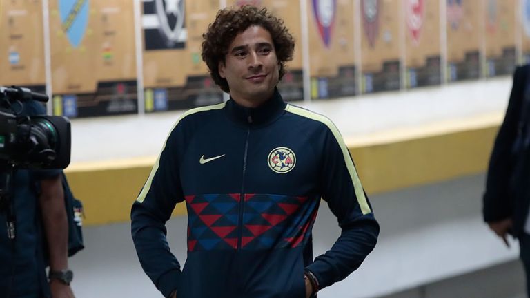 Memo Ochoa llegando al Estadio Azteca