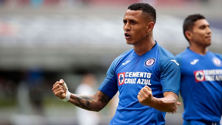 Yoshimar Yotún celebra un gol con Cruz Azul 