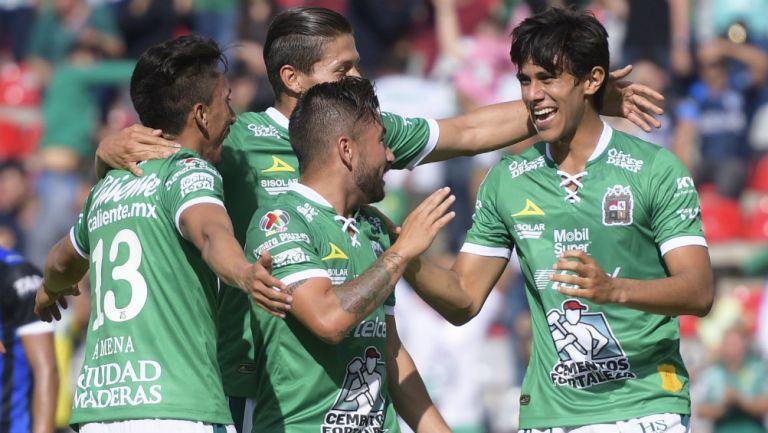 José Juan Macías celebra con sus compañeros una de sus anotaciones ante Querétaro