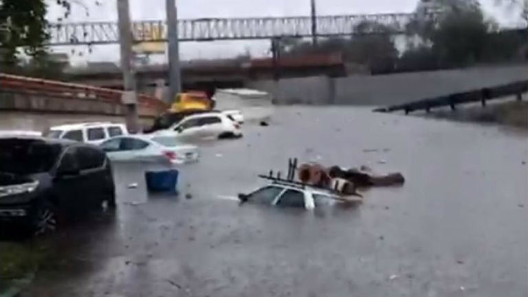 Inundaciones dejan bajo el agua a varios autos