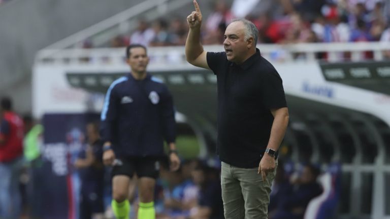Memo Vázquez le da indicaciones a su pupilos en juego vs Chivas
