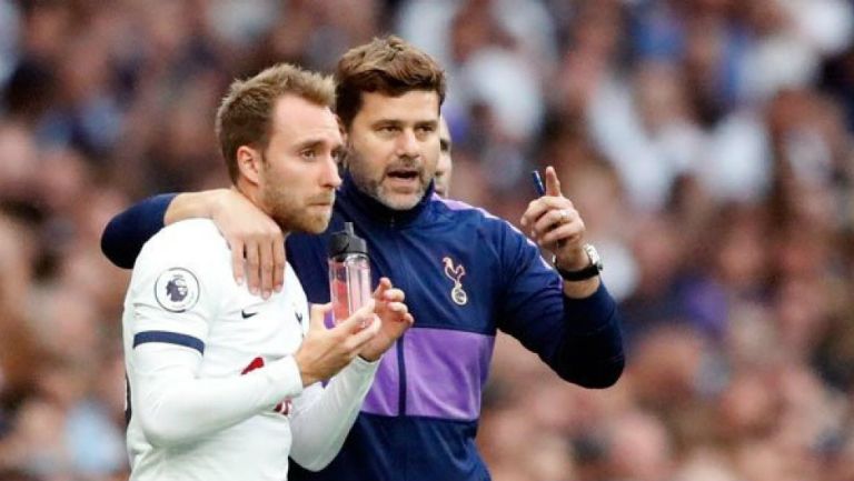 Christian Eriksen recibe instrucciones de Mauricio Pochettino en un partido de los Spurs