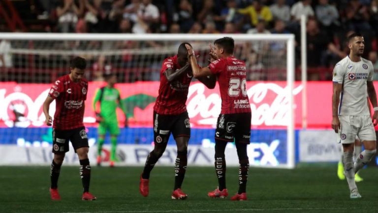 Balanta y Lainez festejan gol ante Cruz Azul