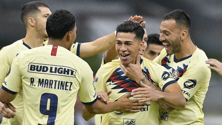 José Ángel López festeja con sus compañeros su gol vs Pachuca