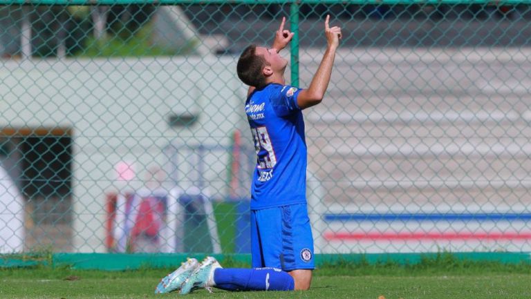 Santiago Giménez celebrando una anotación con Cruz Azul