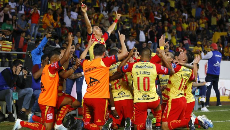 Los jugadores de Morelia celebran después del gol a Veracruz