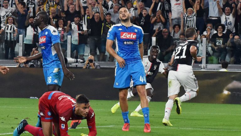 Jugadores del Napoli se lamentan tras el gol de Danilo