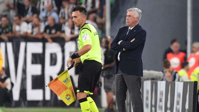 Carlo Ancelotti observa el juego ante la Juventus