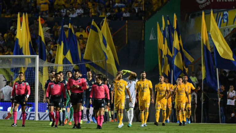 Los jugadores de Tigres previo a un partido en el estadio Universitario