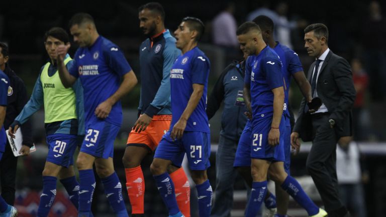 Jugadores de la Máquina salen tristes tras empate con Chivas