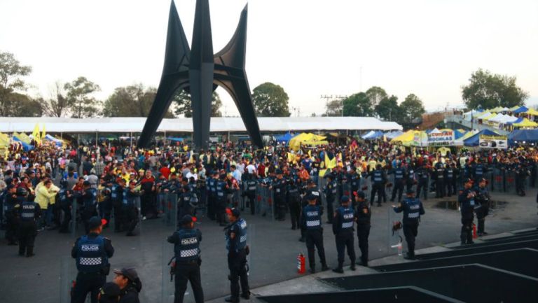 Operativo de seguridad previo a un juego en el Estadio Azteca