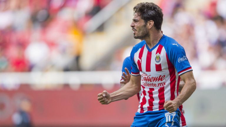 Antonio Briseño festeja un gol con Chivas