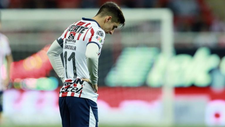 Isaác Brizuela lamentándose en un partido con Chivas