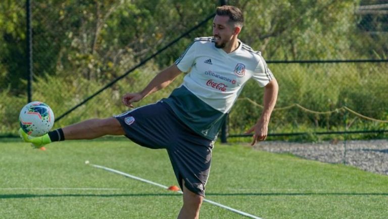 Héctor Herrera en un entrenamiento con el Tri