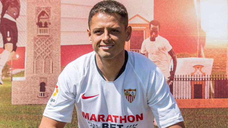 Chicharito Hernández posa con la playera del Sevilla 