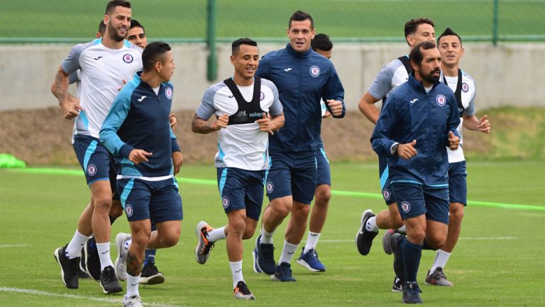 Jugadores de Cruz Azul entrenan en La Noria 