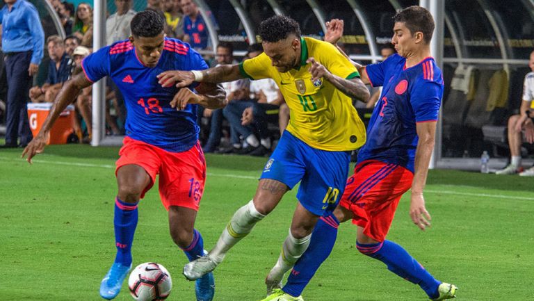 Neymar dribla en juego de Brasil contra Colombia 