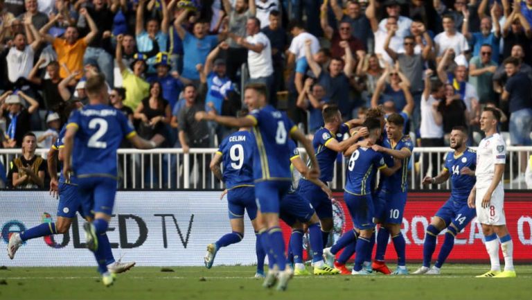 Jugadores de Kosovo festejan gol contra Rep. Checa