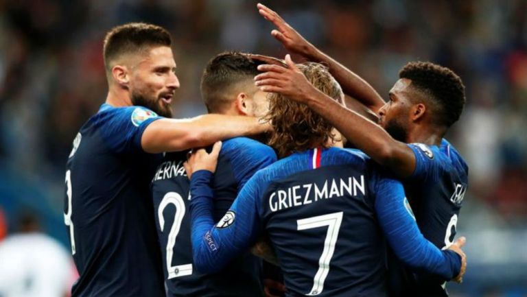 Jugadores de Francia, en festejo de gol contra Albania